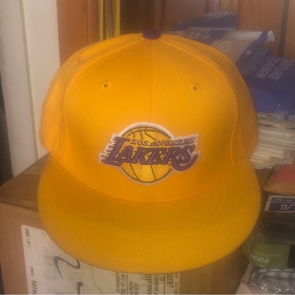 KOBE BRYANT LEGENDARY ICON 1999-2000 ROOKIE JERSEY #8 & SHOES #8 & FITTED - Picture 8 of 12